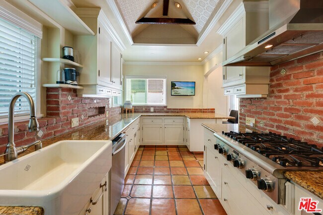 Building Photo - 3740 Lankershim Blvd