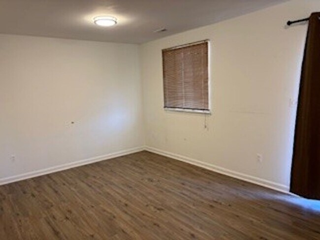 Building Photo - Large End Unit Townhome near Downtown Annapolis and Navy Stadium!