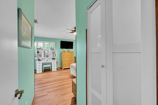 Building Photo - 2922 Port Royale Ln S