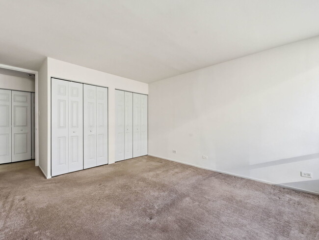 Building Photo - 1400 E 55th Pl