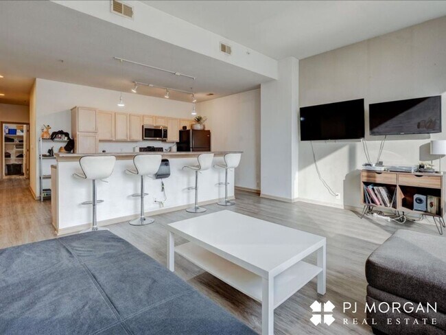 Building Photo - Great downtown location!