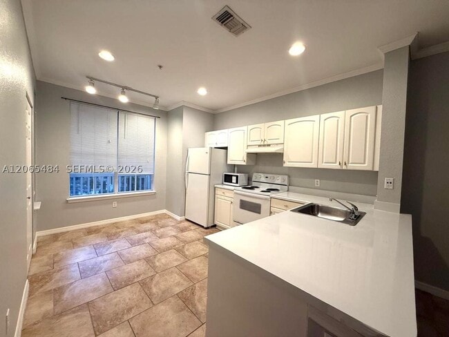 Building Photo - 860 Orange 258