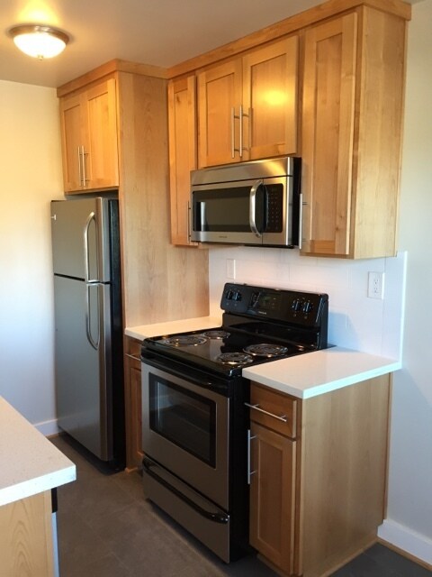 Building Photo - Remodel Hardwood Floors, Quartz, SS Appli,...
