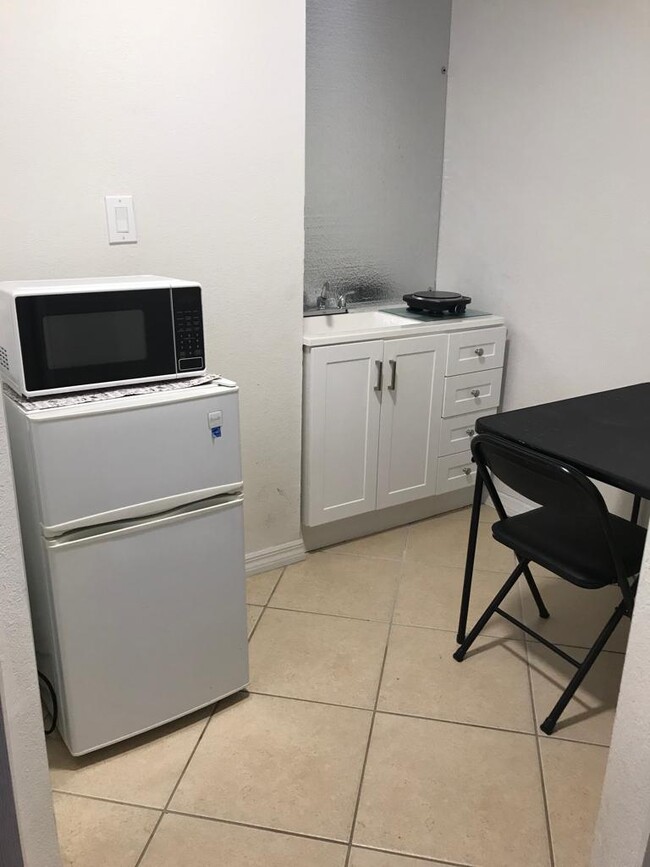 Mueble para lavado de utensilios de cocina (incluye mesita de comedor con 2 sillas) - 11047 SW 243rd Ln