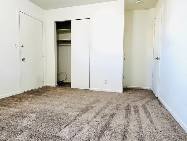 Building Photo - Spacious Two Bedroom Home