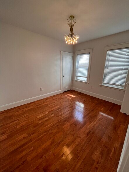 Building Photo - 121 Shore Dr