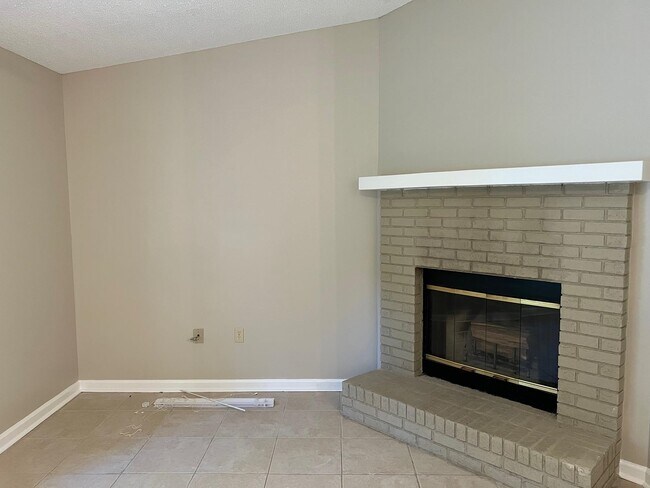 Building Photo - 2231 Treeo Ln