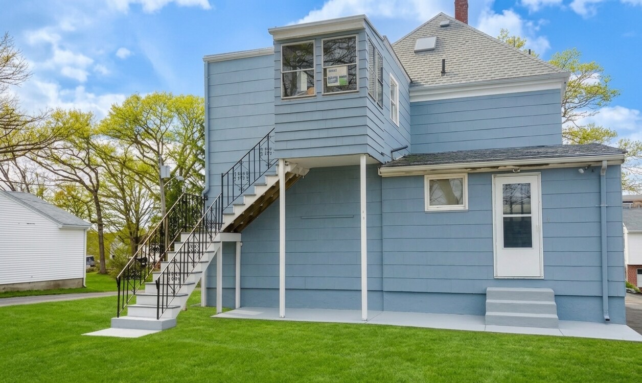 Building Photo - 10 Oak St