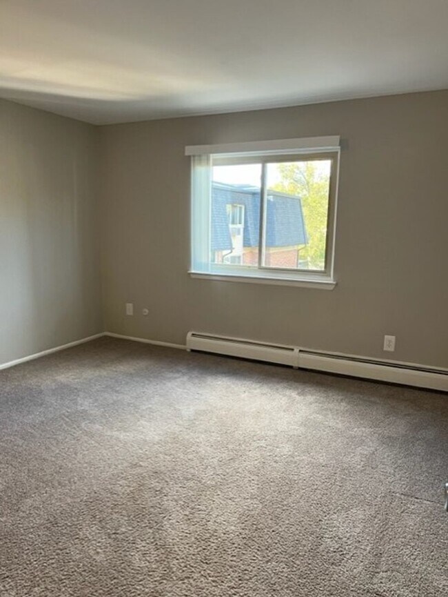 Building Photo - Charming 1 bedroom/1 bathroom apartment ne...