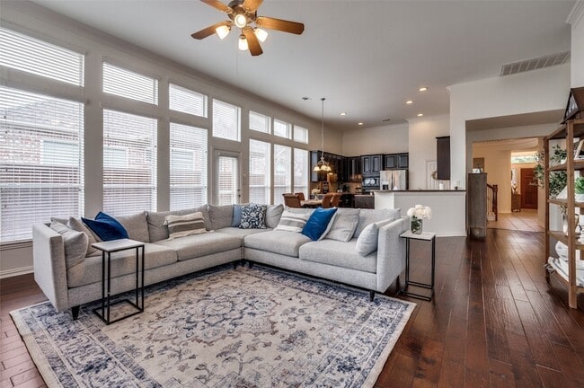 Building Photo - 3523 Lincoln Dr