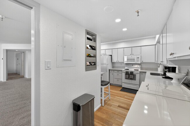 Building Photo - 425 S Parkcrest