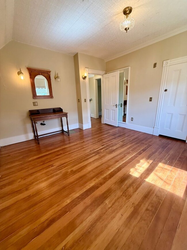 Building Photo - Historic Willamette Charmer – A Rare Gem! ...