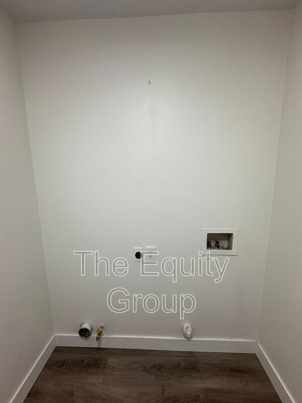 Building Photo - 1421 E Mesa Ct