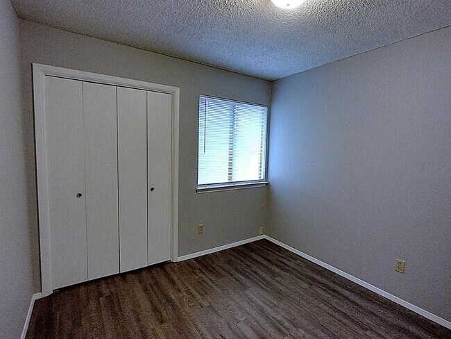 Building Photo - 1620 W Braker Ln