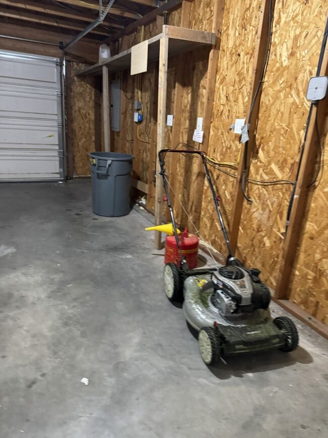 Building Photo - HARD TO FIND 4 BEDROOM