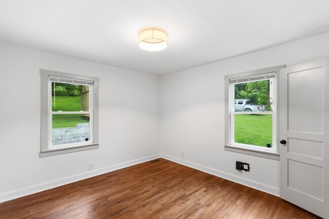 Building Photo - 2123 Fenwood Dr
