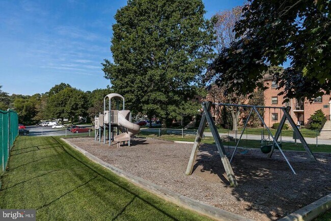 Building Photo - 3120 Valley Dr