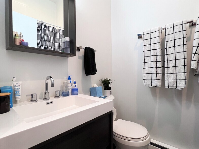 Building Photo - 725 N 5th St