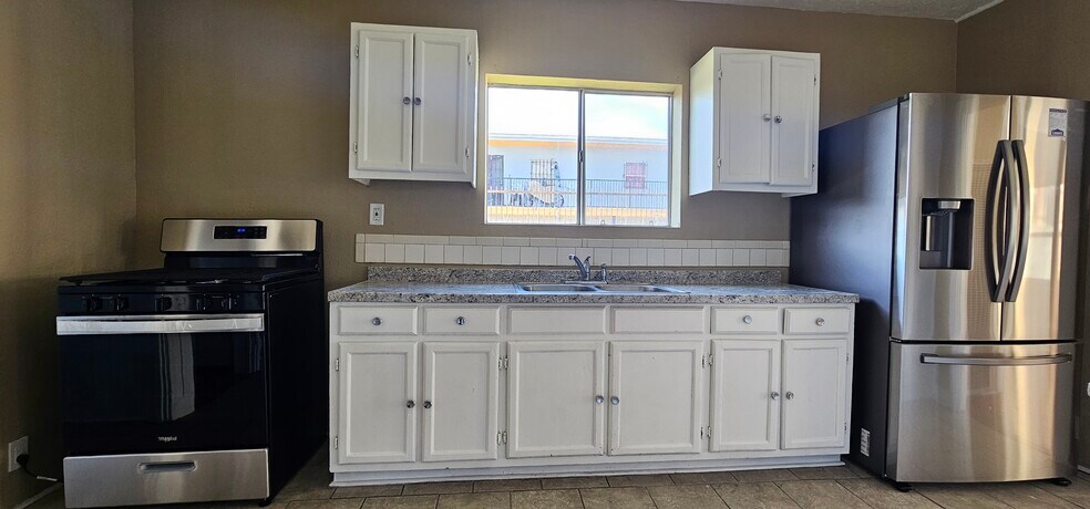 Building Photo - 522 W Florence Ave