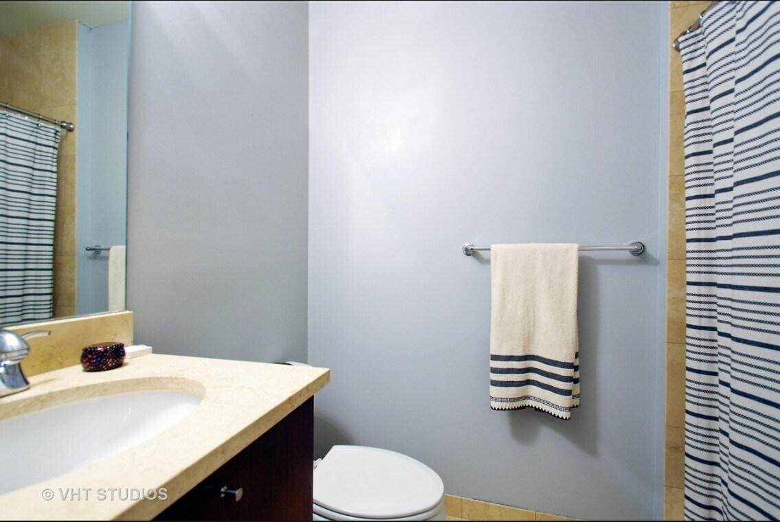 Building Photo - 3133 N Lakewood Ave