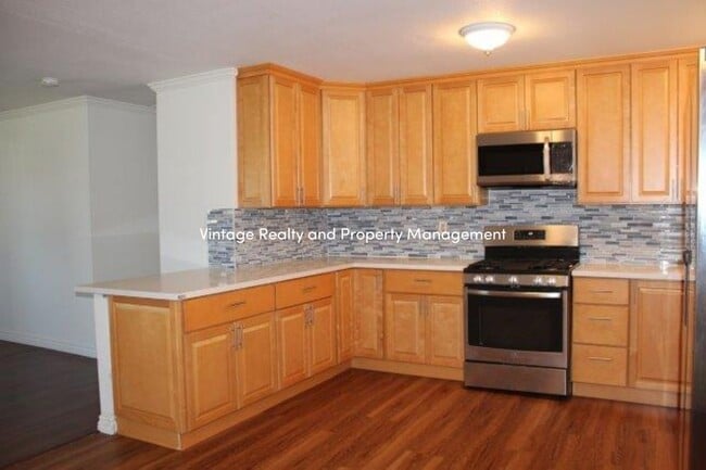 Building Photo - Back On The Rental Market Nice Single Story 3 Bedroom Home!!!