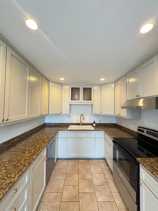 Building Photo - Newly Remodeled 3 bed 1 bath home!