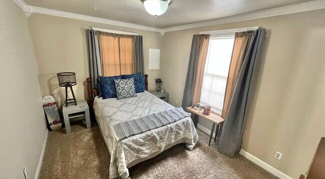 Building Photo - PRE- LEASING NOW for 2 bed 2 bath updated ...