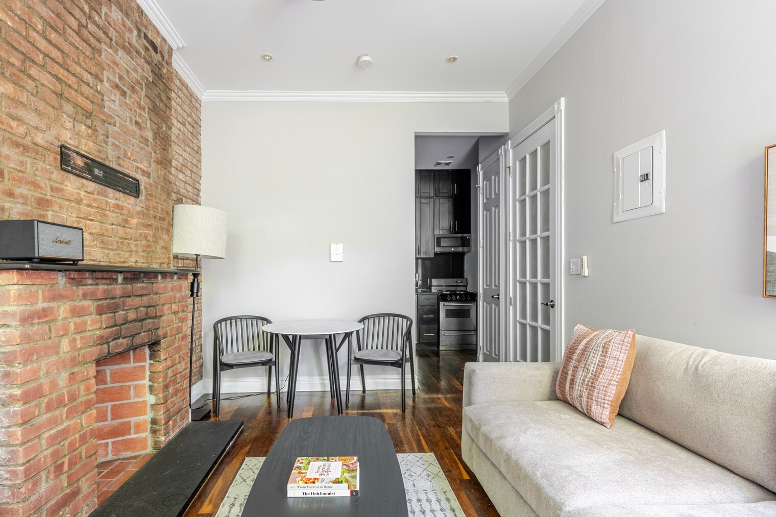 Building Photo - 562 Hudson St