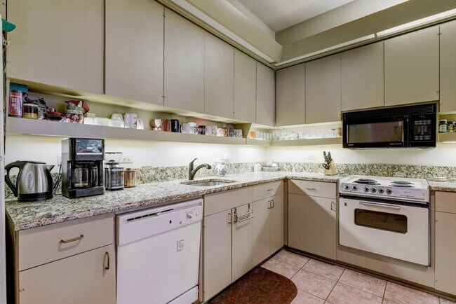 Building Photo - 2/2.5 Condo Right Near Hancock Center!