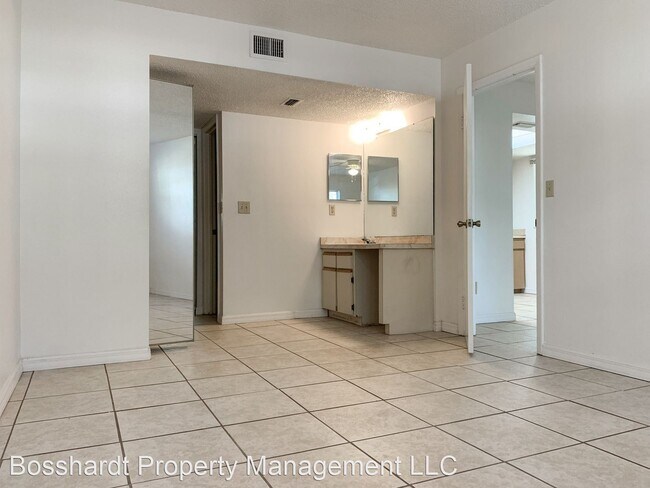 Building Photo - 3 br, 2 bath House - 450 Fairways Cir A103