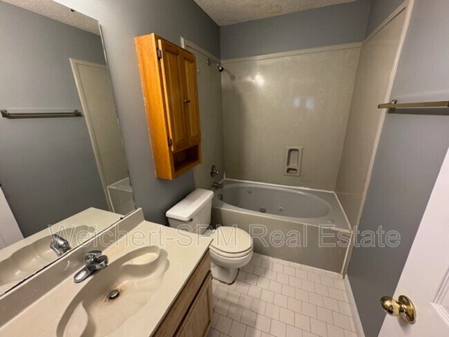 Building Photo - 2627 Bay Pointe Cir E