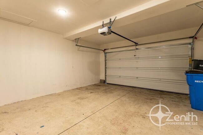 Building Photo - 7415 NE 136th Ave