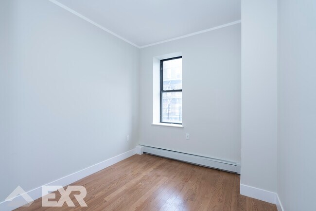 Building Photo - 647 Courtlandt Ave