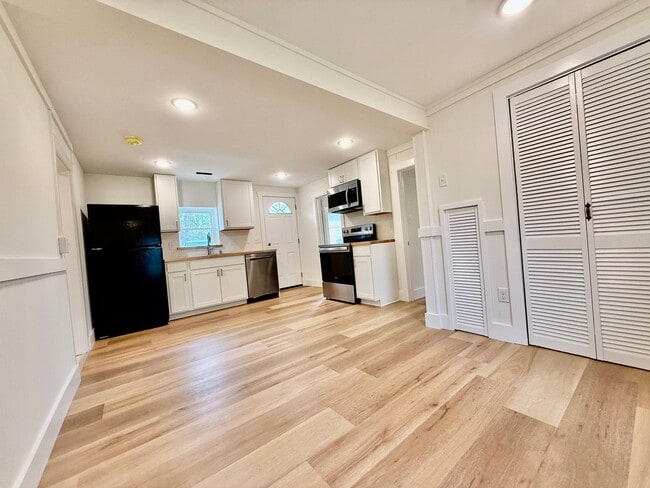 Building Photo - 3 Bdrm Close to Campus! Discount Rate of $1,500 from May-July, 2026.  August 2026 rate of $2,250!