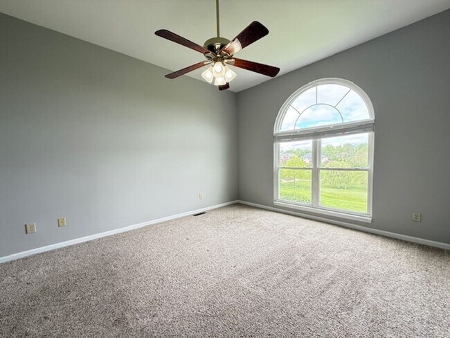 Building Photo - Triple Crown 2 bed 2 1/2 bath