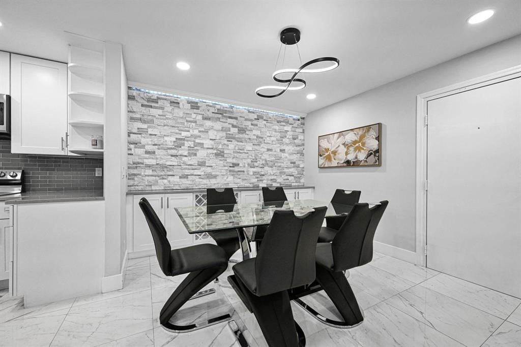 Building Photo - 6279 Bay Club Dr