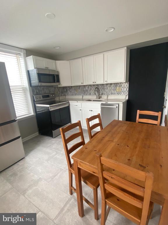 Primary Photo - 1458 Riverside Ave