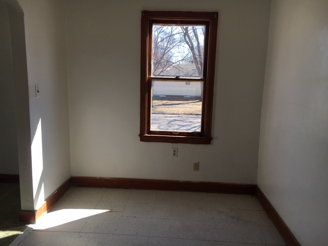 Building Photo - 422 S Elm St