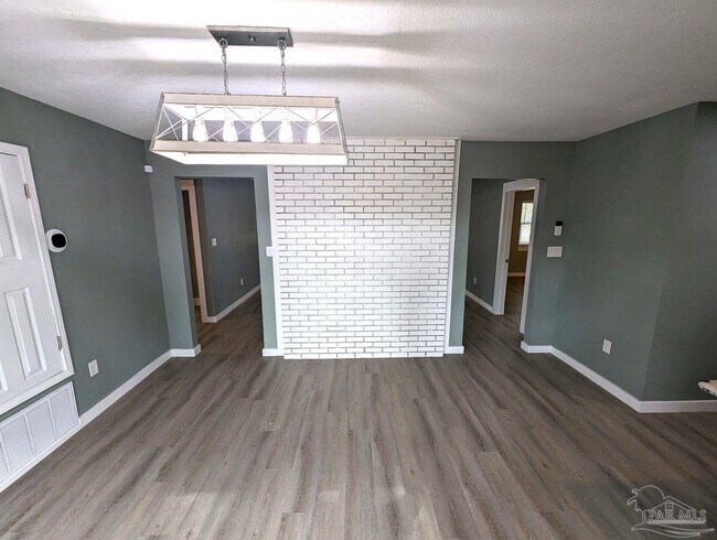 Building Photo - 6045 Hamilton Bridge Rd