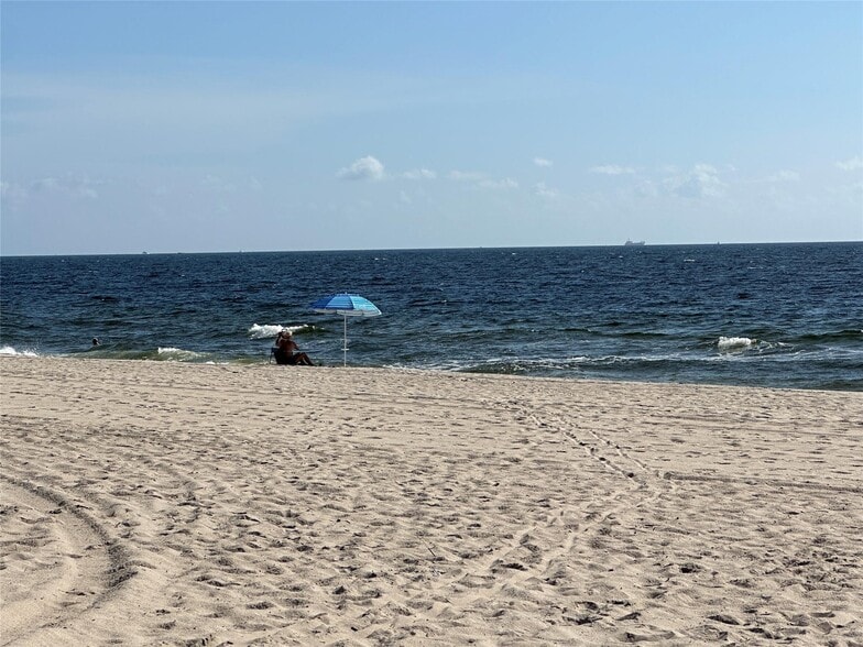 Building Photo - 797 S Riverside Dr