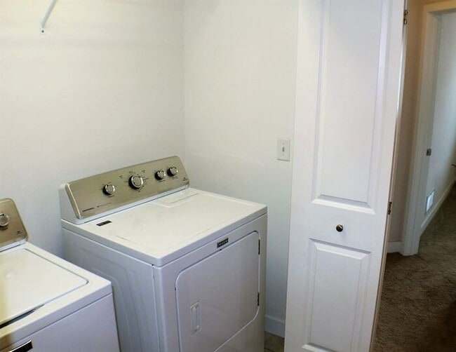 Building Photo - $1,675 | 3 Bedroom, 3 Bathroom TOWN HOME | PET Friendly* | Sublease* | Available for April 22nd, ...