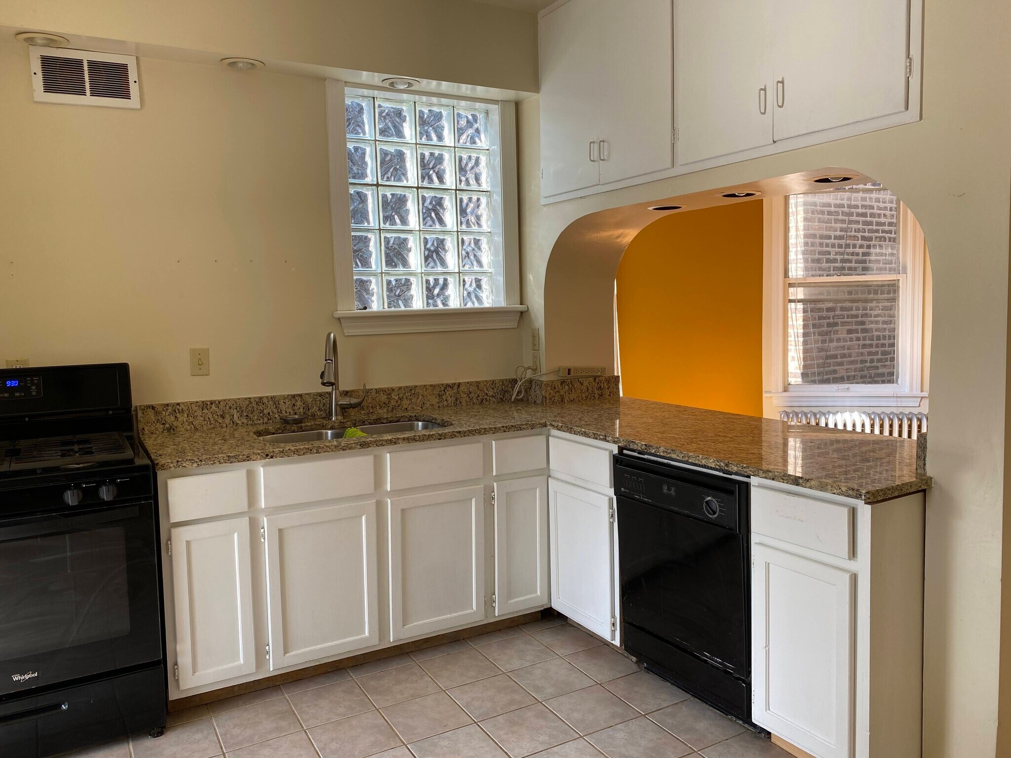 Kitchen - 6307 n Wayne ave