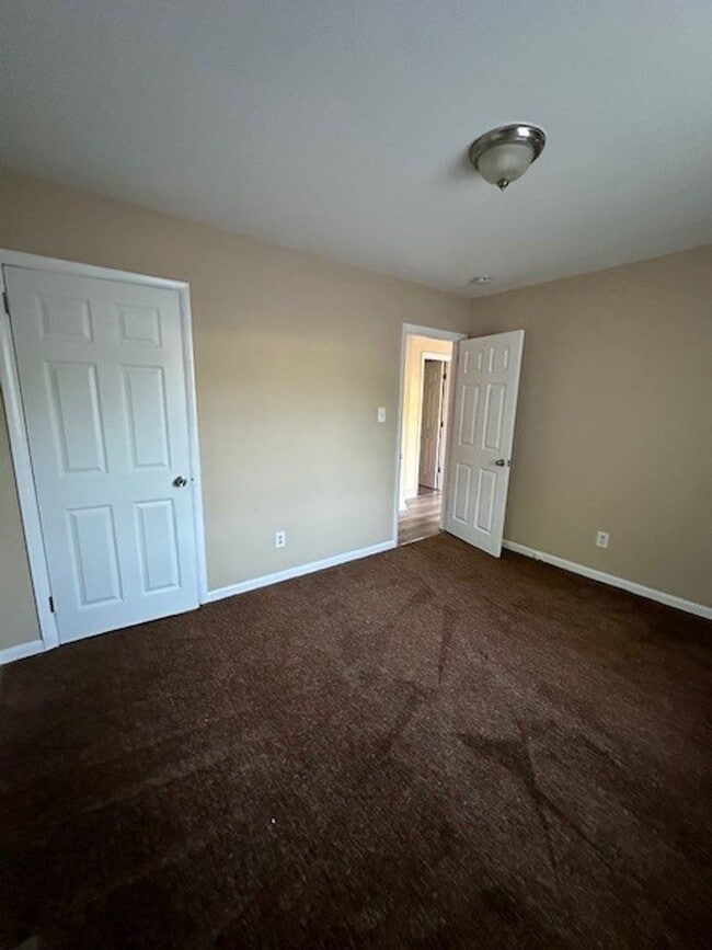 Building Photo - Conveniently located 3 bedroom/2 Bath house