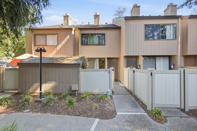 Building Photo - 536 Woodside Oaks