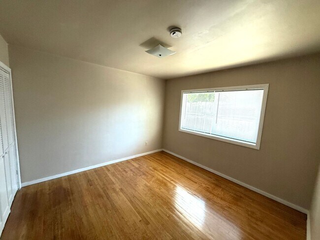 Building Photo - Prater Properties 2