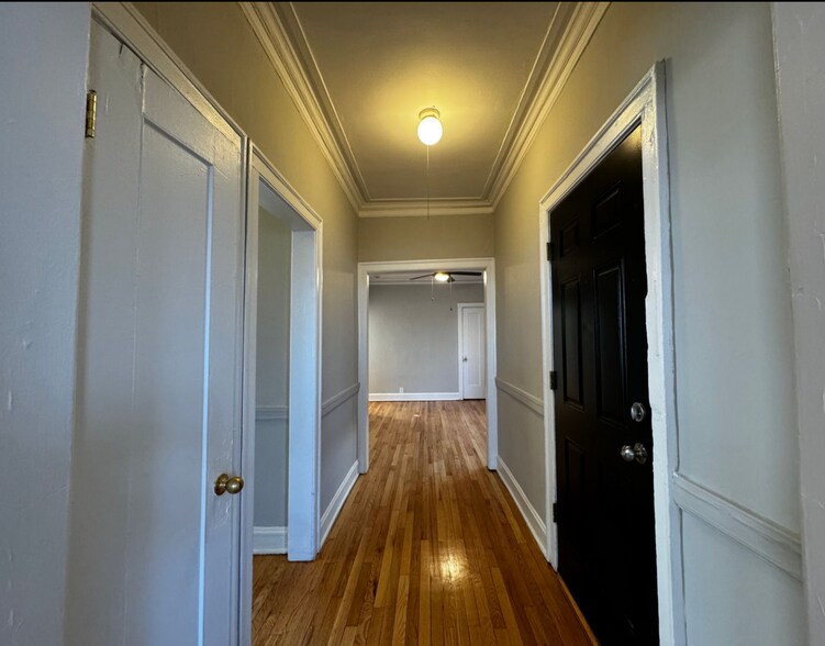 Building Photo - 6422 N Greenview Ave