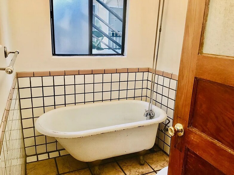 Building Photo - 460 W 39th St