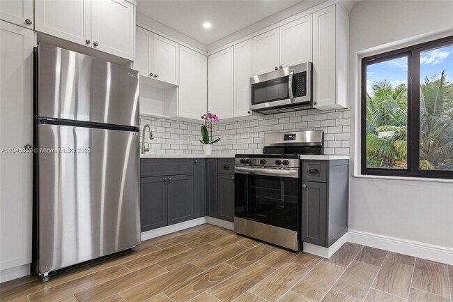 Building Photo - 1136 SW 12th Ct