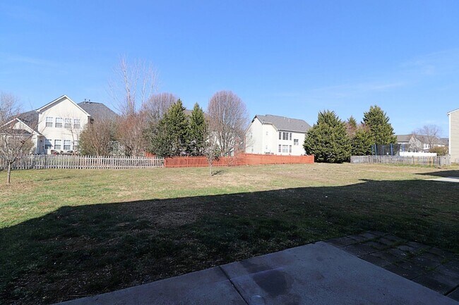 Building Photo - Well maintained 3 bedroom 2.5 bath home ne...
