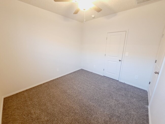 Building Photo - Energy Efficient Home 3bed 2 bath in Huning.